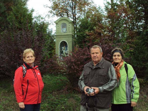 przed kapliczką - liczne krzyże i kapliczki, współtowarzysząc przyrodzie ożywionej, uczestniczą wraz z nią w jednym, wielkim dziękczynieniu a mieszkańcy tej wsi