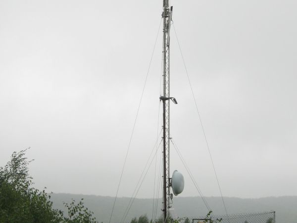 na zboczu góry Jaworzyna - 520m npm - przekaźnik sygnału telefonii komórkowej i łączy internetowych.