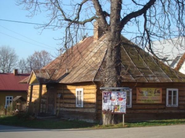 zabudowa otoczenia rynku, małomiasteczkowa, mieszczańska, drewniana, parterowa - tworzy unikalną dzisiaj atmosferę minionych wieków - tu przykład "mocnego" domu