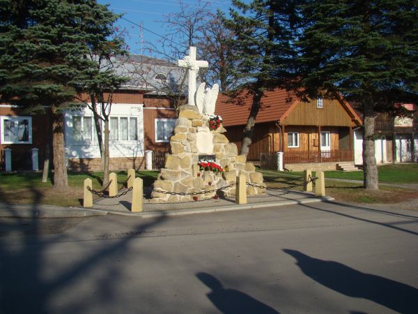 Pomnik ustawiony w 1930 roku ku chwale poległych za ojczyznę w latach 1914 - 1921, na pomniku krzyż i orzeł do lotu /wolności/ się zrywający.