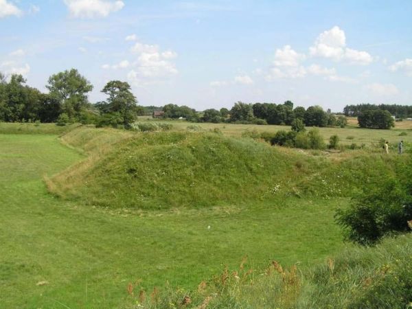 Danków - pozostałości obwarowań ziemnych