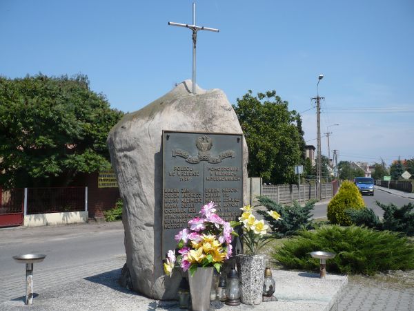 Na skrzyżowaniu dróg pomnik upamiętniający poległych
w czasie 2-ej wojny światowej.