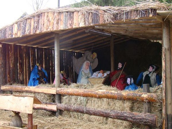 Szopka Bozonarodzeniowa przed kosciolem.
