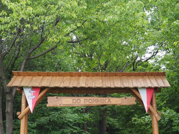 brama - ozdobna, tzw. pozorna - inaczej symboliczna, prowadzi do innego świata - tam miejsce kaźni, tam ziemia zbroczona krwią - to nie na polu walki czy fronci