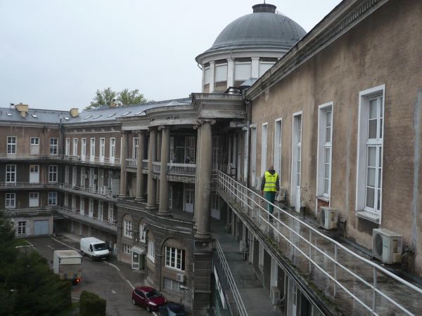 Ten sam szpital od wewnątrz .