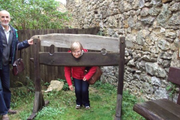 jest ofiara - jest kat, radosny jakiś - no i dyby są - jeszcze jeno życzenie ostatnie: - i usłyszeliśmy że poprawę obiecuje i dalsze zwiedzanie zamków z Jury -