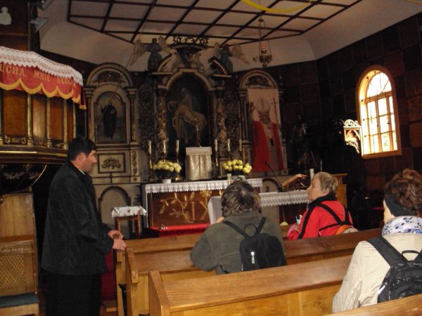 we wnętrzu świątyni - z księdzem proboszczem - opowiada, przybliża, wyjaśnia - przy okazji: dziękujemy. Proponuję ponadto zwrócić uwagę - a wtedy i podziwiać :