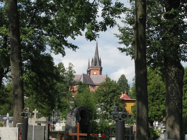 Widok kościołu z cmentarza