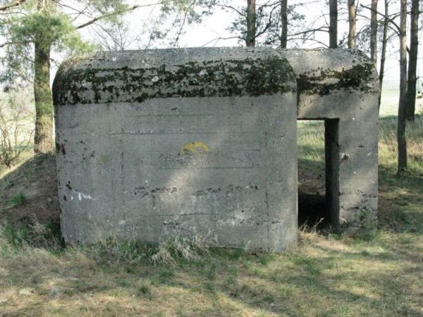 Schron nr 1 Armii "Poznań". Tradytor jednostronny. Wybudowany w 1939r. przez pododdział 26. DP. Widok od strony tylnej ściany schronu.