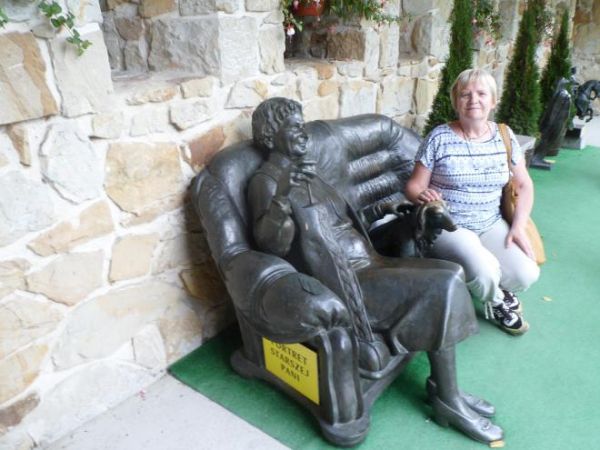 na tarasach murów obronnych ubogaca dekoracje ławeczka "portret starszej pani" - uśmiechnięta z lampką wina głaszcze pieska i zaprasza na wolne miejsce.