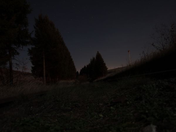 Unisław Śląski nocą. Dawna stacja, tory kolejowe w kierunku Wałbrzycha.