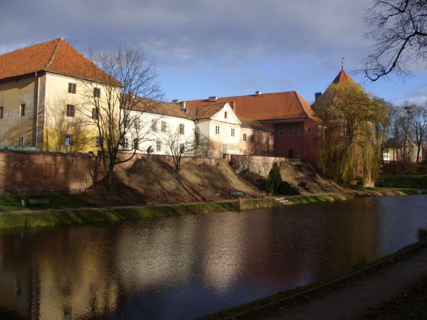 Widok przedzamcza od strony fosy podczas modernizacji