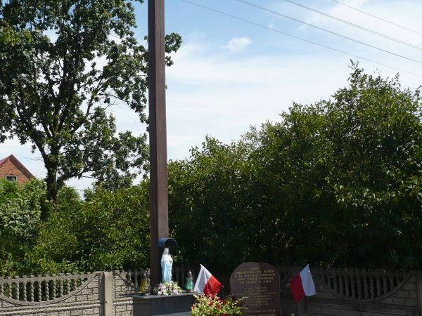 Wiś nie tak dawno obchodziła 600-lecie,przydrożny krzyż 
i tablica pamiątkowa.