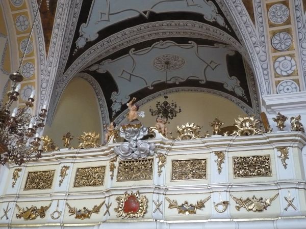 Chór muzyczny na wprost ołtarza ,całe wnętrze utrzymane 
w stylu rokokowym,bogate w dekorację snycerską,na osi w częsci
cokołowej umieszczono rokokowy kartusz