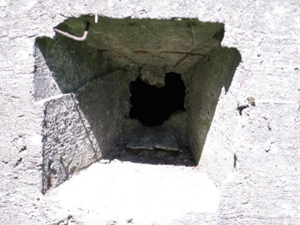 Otwór strzelniczy stanowiska obrony wejścia do Schronu nr 2. Armii "Pozna ń". PUNKT OPORU DOBIESZEW(K)O.