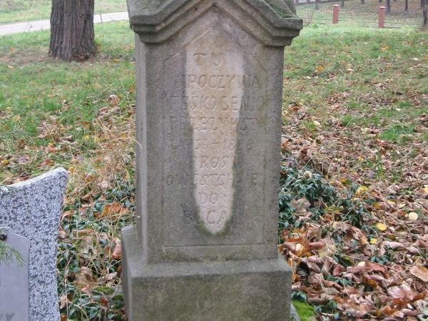 na przycerkiewnym cmentarzu ... jeno barwinek milczy lecz echo się niesie... Etniczna, kulturowa i religijna różnorodność jest wciąż wrażliwa i czasem trudno o