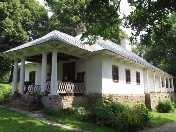 przed Muzeum Kultury Szlacheckiej.