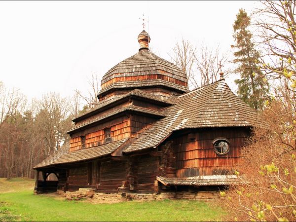 Drewniana cerkiew p.w. Wniebowstąpienia Pańskiego z 1659 r., usytuowana na wzgórzu Dębnik - Dubnyk (344 m n.p.m.), wznoszącym się ponad doliną Sanu.