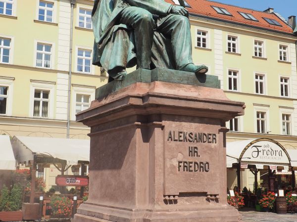 pomnik powieściopisarza Aleksandra Fredry, postawiony w tym miejscu w 1956r., kiedyś zdobił jeden z rynków we Lwowie.