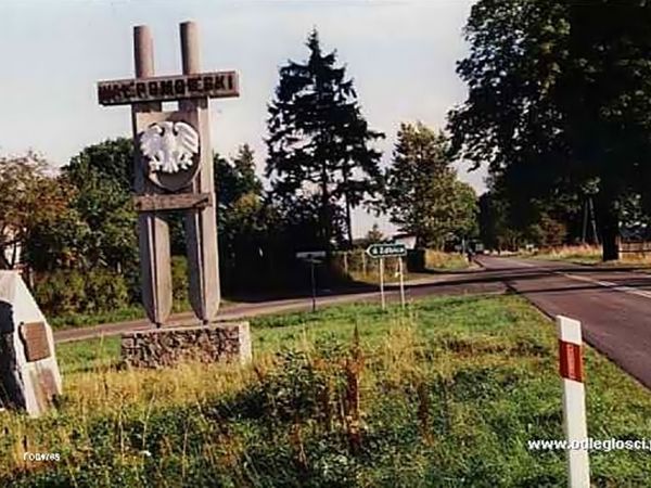 Pomnik upamiętniający przełamanie Wału Pomorskiego przy szosie w Golcach.