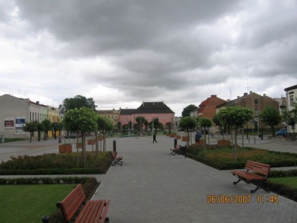 Podcieniowy dom w rynku pochodzący z przełomu xv i xvII w. mieści obecnie Urząd Miasta i Gminy w Opatowie.