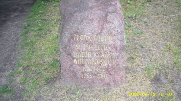 Giecz - kamień pamiątkowy