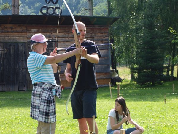 wśród obiektów Muzeum Przyrodniczo - Łowieckiego "Knieja", po ukończonym rajdzie z PTTK - O/Sanok - tu instruktor udziela nauki posługiwania się łukiem,  dalej