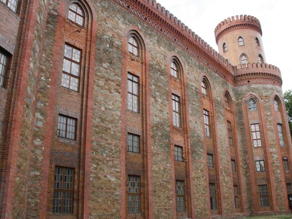 do wieży narożnej prowadzi pomost, tam drzwi nie było, pomost spoczywa na parapecie okna - księżniczce służył bo tak wyroki sądowe głosiły, iż progu tego pałacu