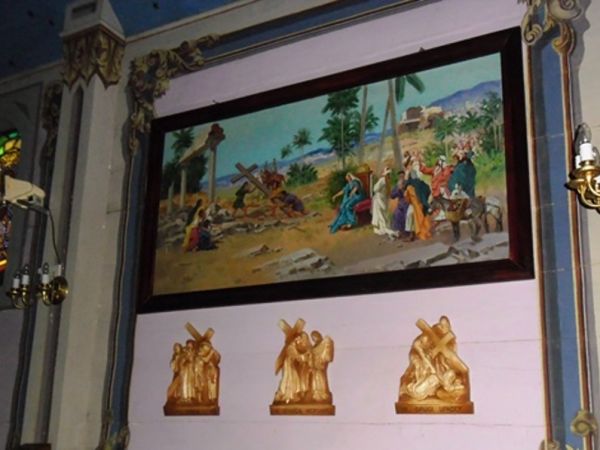 Obraz przedstawiający znalezienie krzyża przez św. Helenę, namalowany przez Strzeleckiego w 1937 roku. Oba obrazy znajdują się w zabytkowym drewnianym kościółku