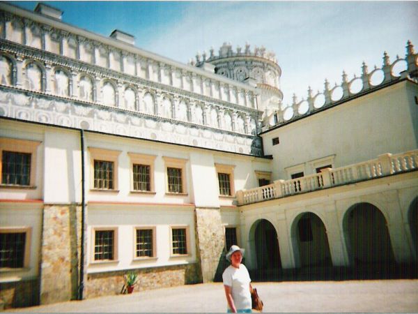 na zamkowym dziedzińcu, zamek to jeden z naszych najcenniejszych zabytków, prawdziwy skarb architektury renesansowo-manierystycznej zaliczany jest również do pr