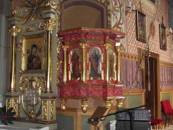 ambona z XVII wieku, nad nią baldachim a centralnie w nim przedstawiona gołębica, symbolizująca Ducha Świętego, który  "'ma baczenie" na treści z ambony głoszon