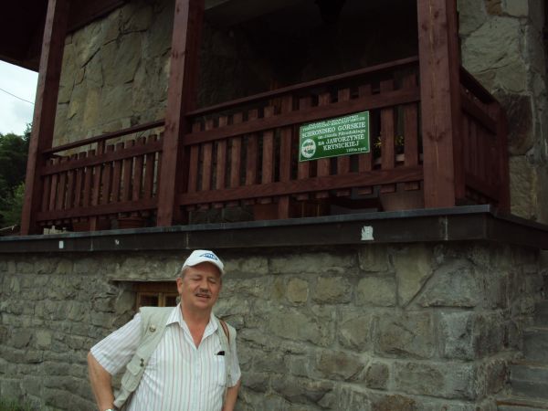 przy schronisku PTTK Oddziału w Krynicy - Zdroju  im. Romana Nitribitta.