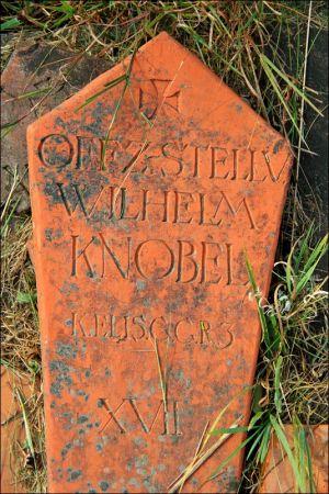 Cmentarz wojenny w Korzenicy. Cmentarz z lat 1915-16. Leżą na nim żołnierze trzech wrogich armi - rosyjskiej , austo-węgierskiej i niemieckiej , którzy zginęli