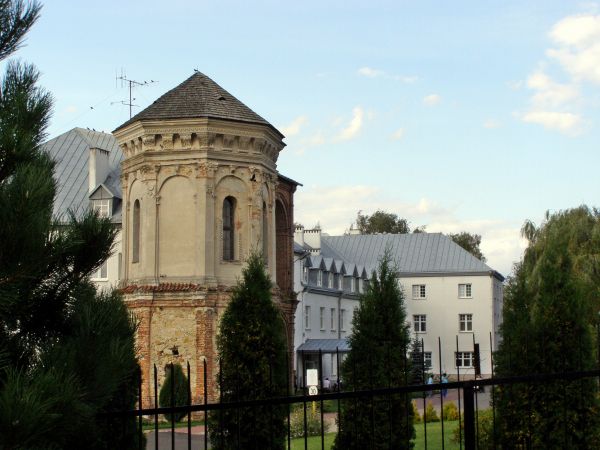 DĄBROWICA k/ LUBLINA 

Z dawnego pałacu pozostała dziś jedna z narożnych baszt z renesansową dekoracją oraz fragment arkadowej galerii, do której w końcu lat