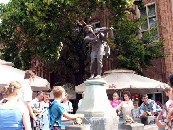 Pomnik flisaka przed ratuszem na Rynku Staromiejskim