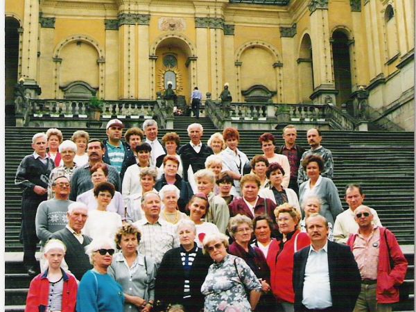 na zdjęciu: przed Sanktuarium Matki Bożej Królowej Rodzin, zwanym Dolnośląską Jerozolimą. Obecna świątynia u podnóża Gór Stołowych, malowniczo między wzgórzami,