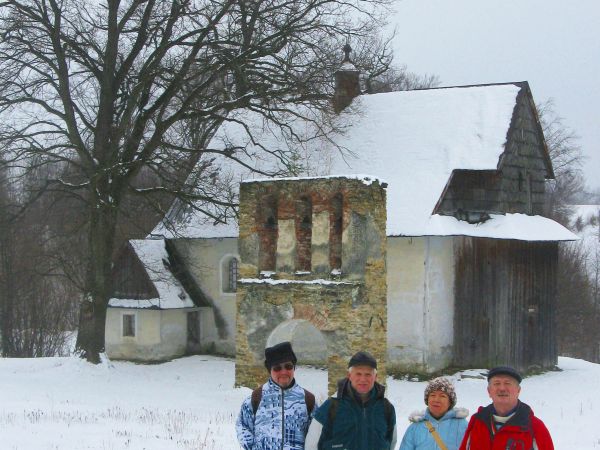 na zdjęciu: przed cerkwią  /opuszczoną/, dzwonnicą i obok cmentarza - do niedawna - z zabytkową trupiarnią drewnianą, zapewne XIX wieczną.