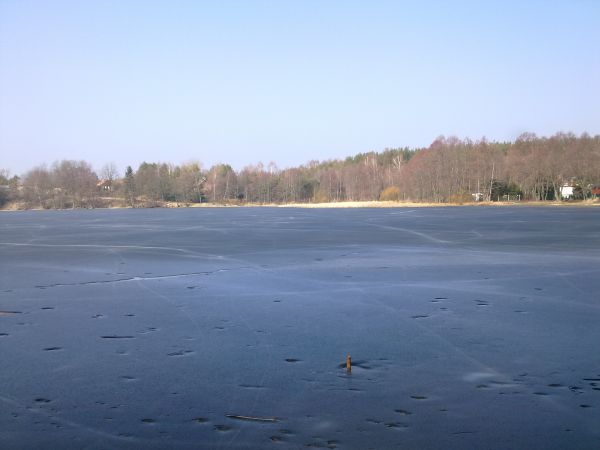 Ostatnie godziny pejzażu zimowego nad jeziorem w Szczekarzewie