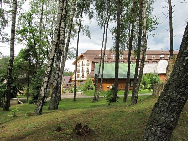 W tle widać Hotel Szymbark