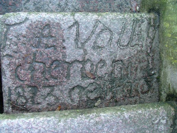 Kamień umieszczony w pałacowe schody wejsciowe.