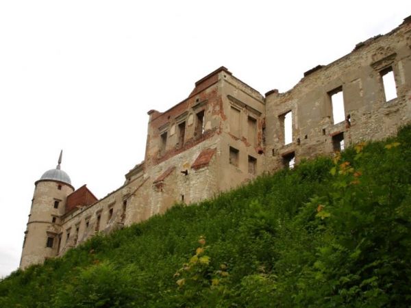 Zamek wybudowany w I poł. XVI wieku przez Mikołaja Firleja i jego syna – Piotra Firleja, pozniej w rekach Lubomirskich. W 1783 r. J.Lubomirski przegrywa z