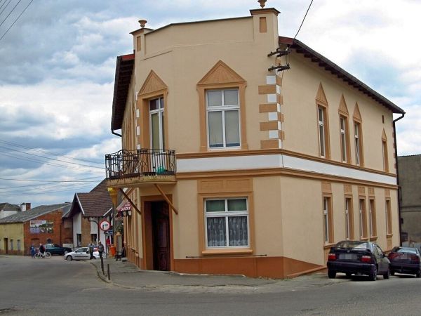 Samotny budynek na rozdrożu w centrum Wiela. Trzeba miec odwagę w nim mieszkać.