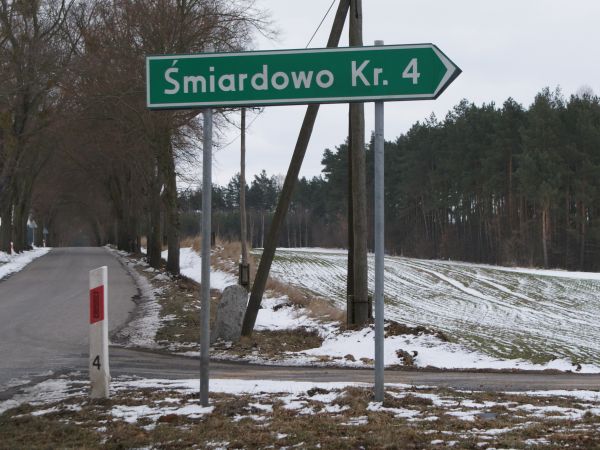 Kierunkowskaz błędnie wskazujacy odległość z tego miejsca do Śmiarowa Kraj. (do pierwszych zabudowań wsi, tj. do b. Dąbrowy jest tylko ok. 2 km)