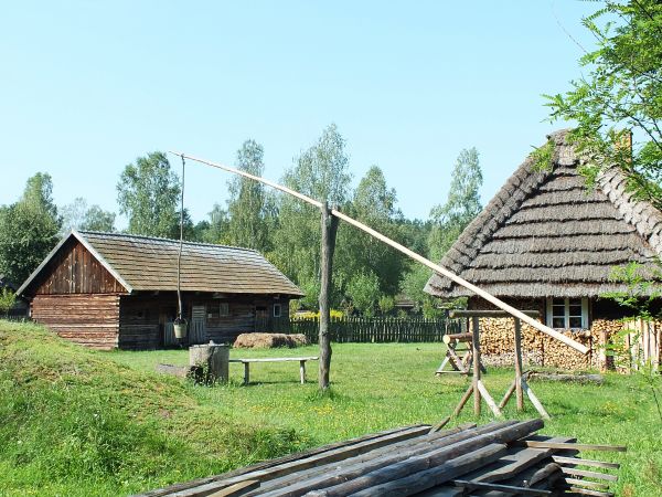 skansen   typowa zagroda w tym regionie