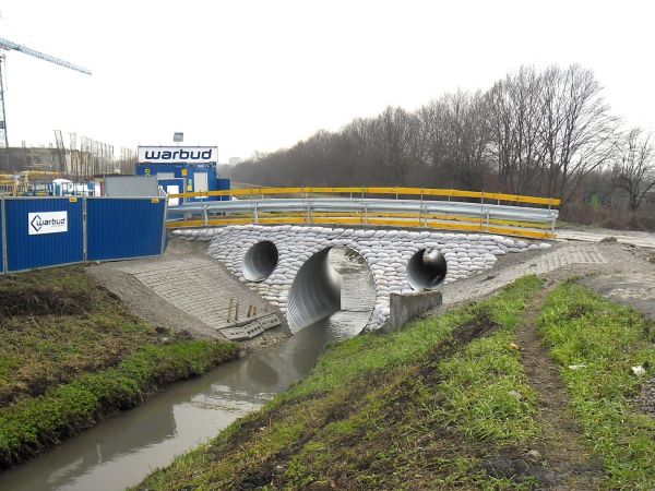 Tymczasowy most na rzece Czechówka, wjazd na budowę  centrum handlowego.