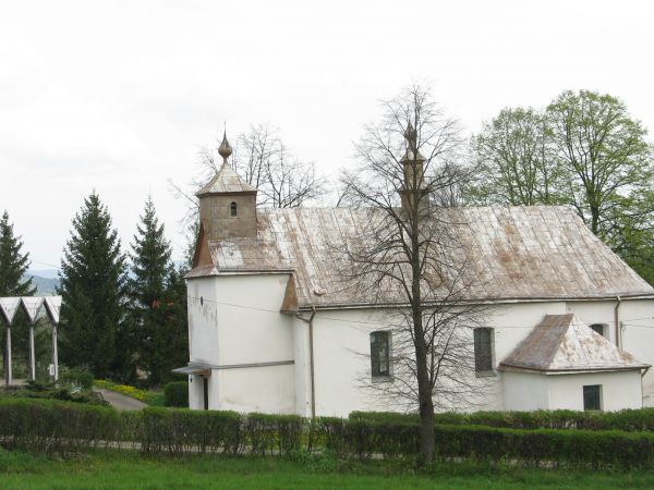 cerkiew gr.-kat. parafialna /kiedyś/ pw. św. Mikołaja Cudotwórcy, z 1835r., po wojnie służyła wiernym obrządku rzymsko-katolickiego, po wybudowaniu przez nich k