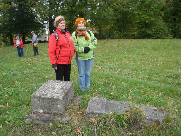na cmentarzu - kiedyś na wzgórzu cerkiewnym, dalej w galerii - inne miejsca pochówków. przy cerkwii - rozebranej w 1947r. Półkoliście: pomnikowe lipy.