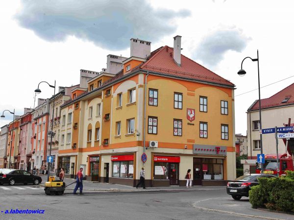 MIASTO POŁOŻONE WE WSCHODNIEJ CZĘŚCI WOJEWÓDZTWA DOLNOŚLĄSKIEGO NAD ODRĄ I OŁAWĄ. PONAD 30 TYS. MIESZKAŃCÓW