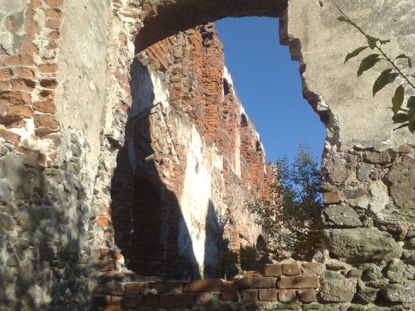 Ruiny renesansowego zamku z XVI w., przebudowanego w XIX w.