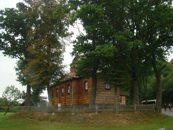 cerkiew - od strony prezbiterium i zakrystii, po wojnie - kościół rzymsko-katolicki.